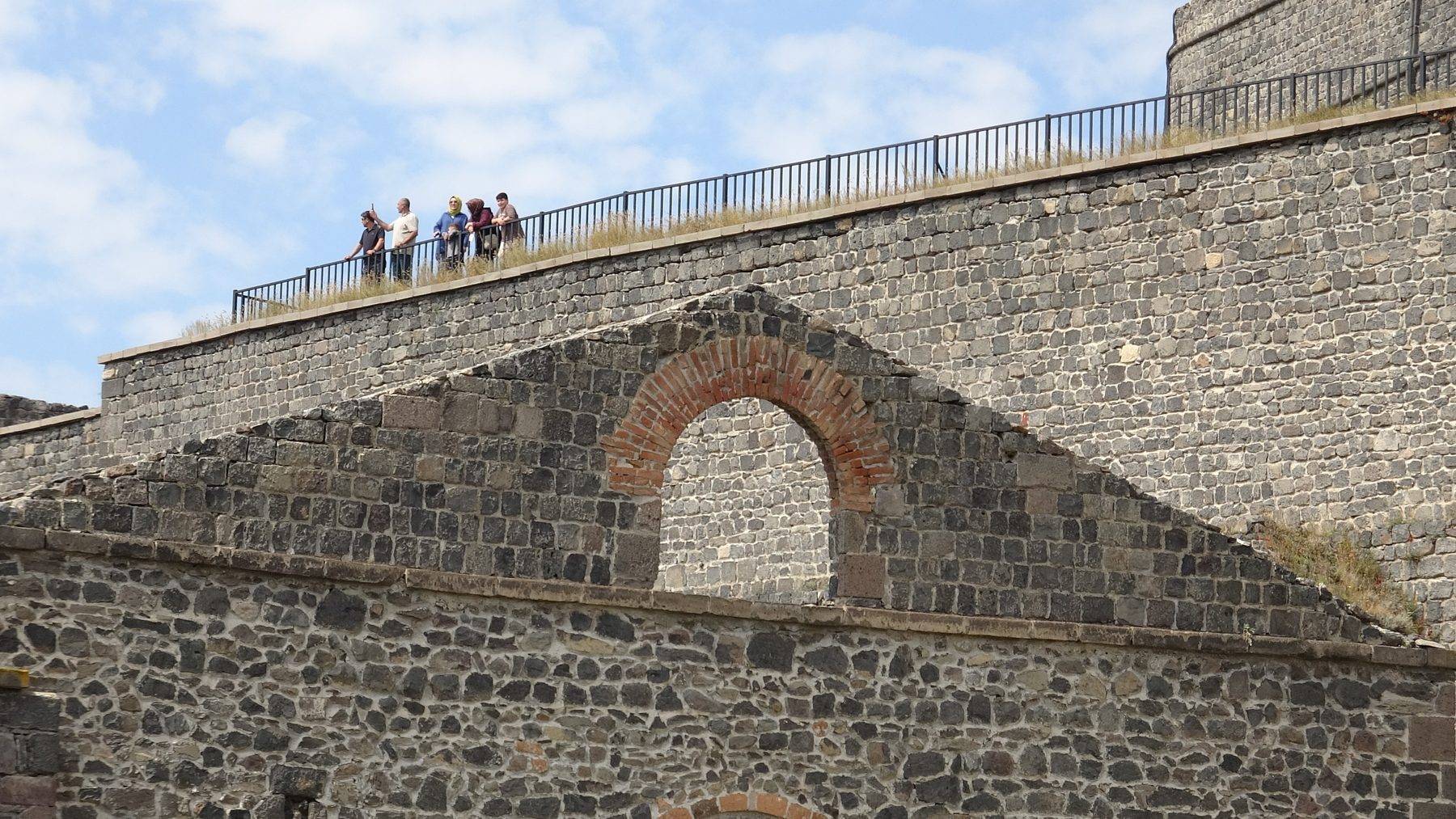 Kars'ın zirvesinde ilk günkü görkemiyle: Kars Kalesi ziyaretçilerden ilgi görüyor