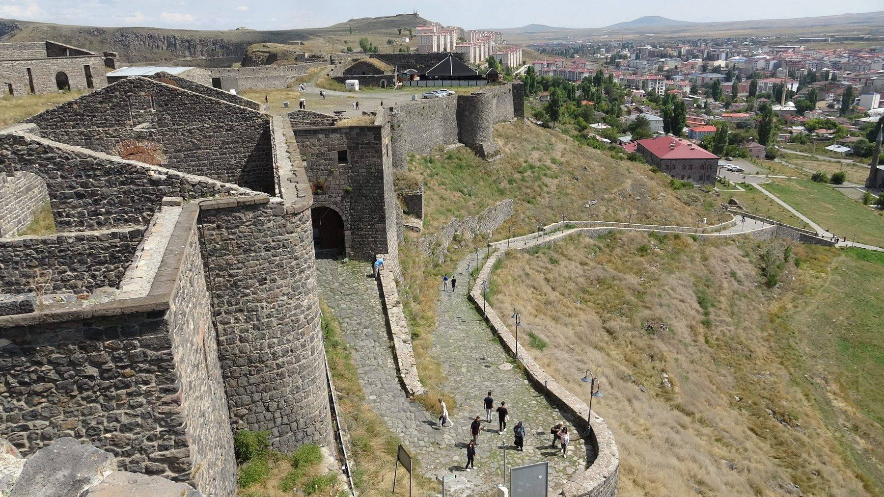 Kars'ın zirvesinde ilk günkü görkemiyle: Kars Kalesi ziyaretçilerden ilgi görüyor
