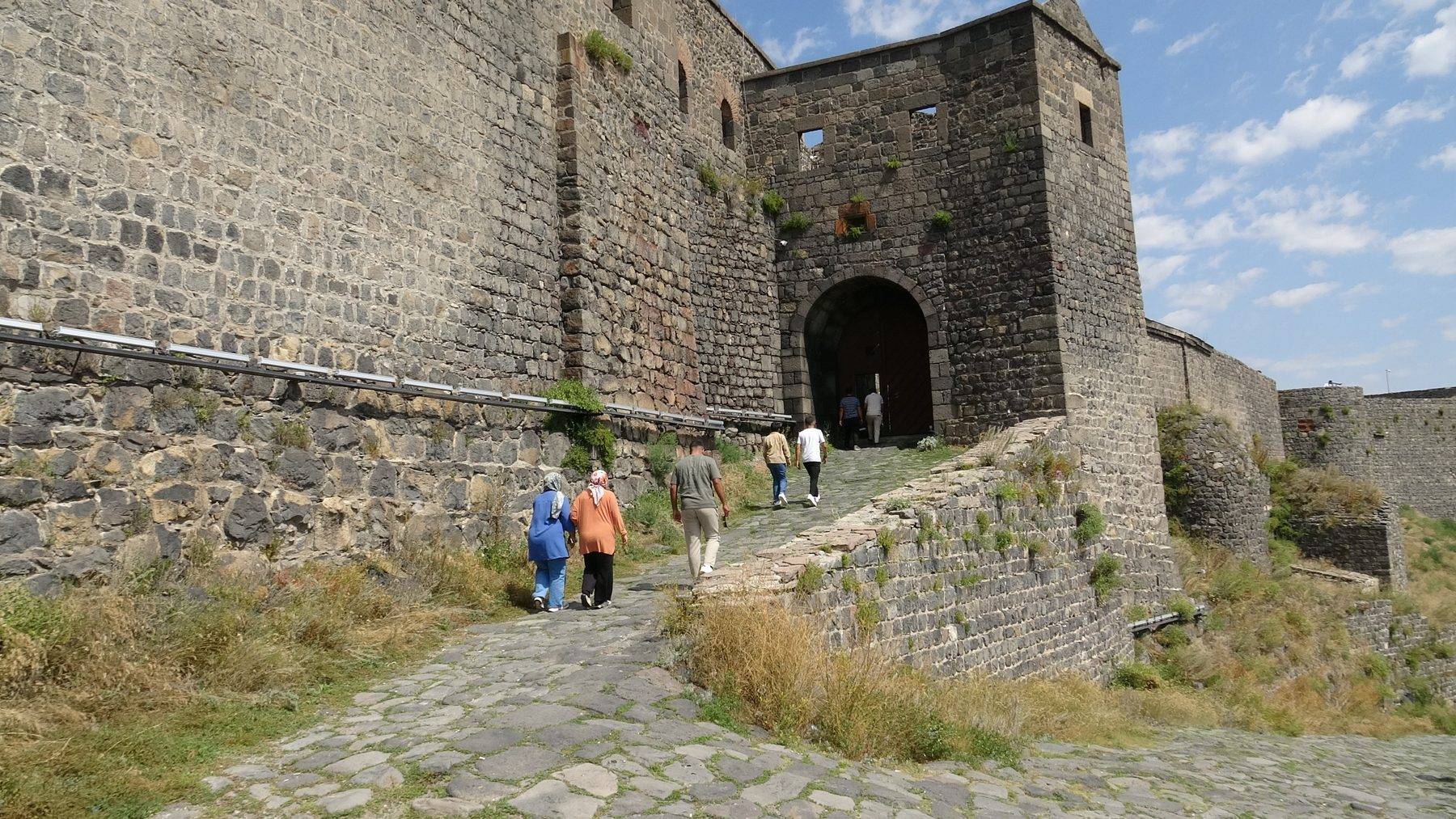 Kars'ın zirvesinde ilk günkü görkemiyle: Kars Kalesi ziyaretçilerden ilgi görüyor