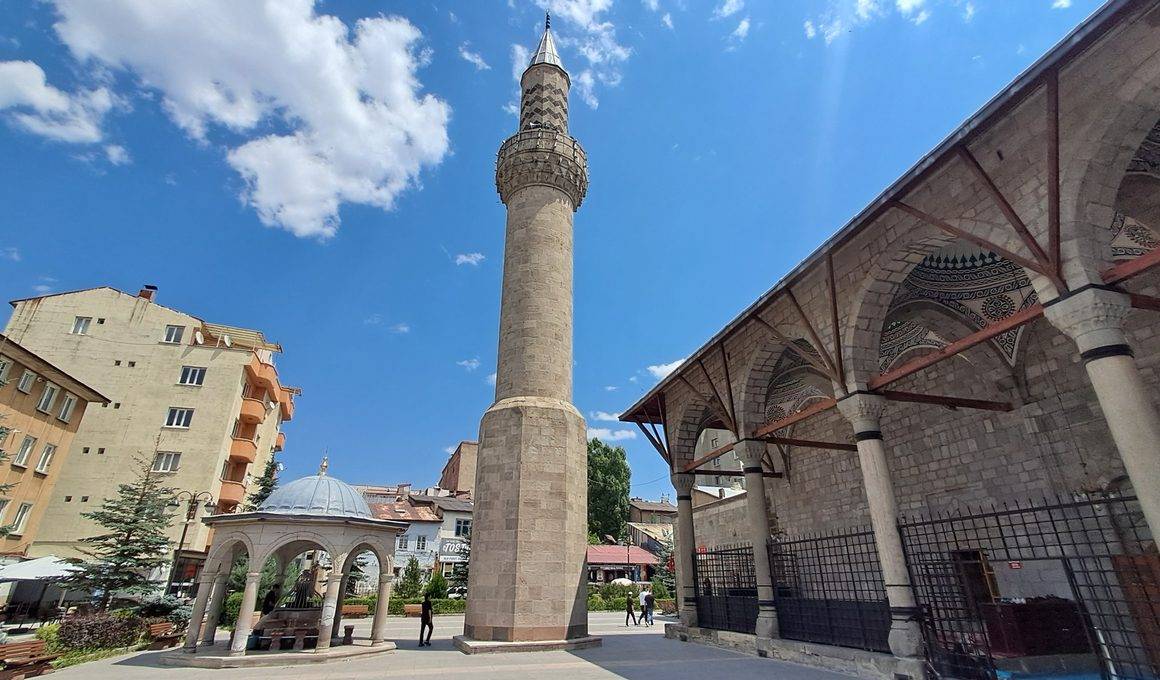 Erzurum'da minaresi ile ayrı inşa edilen cami rivayetiyle dikkat çekiyor
