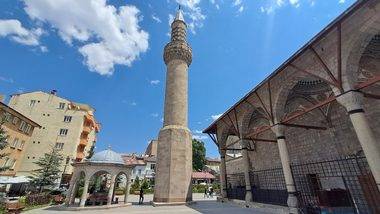 Erzurum'da minaresi ile ayrı inşa edilen cami rivayetiyle dikkat çekiyor