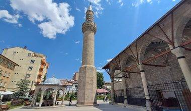 Erzurum'da minaresi ile ayrı inşa edilen cami rivayetiyle dikkat çekiyor