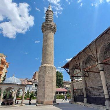 Erzurum'da minaresi ile ayrı inşa edilen cami rivayetiyle dikkat çekiyor