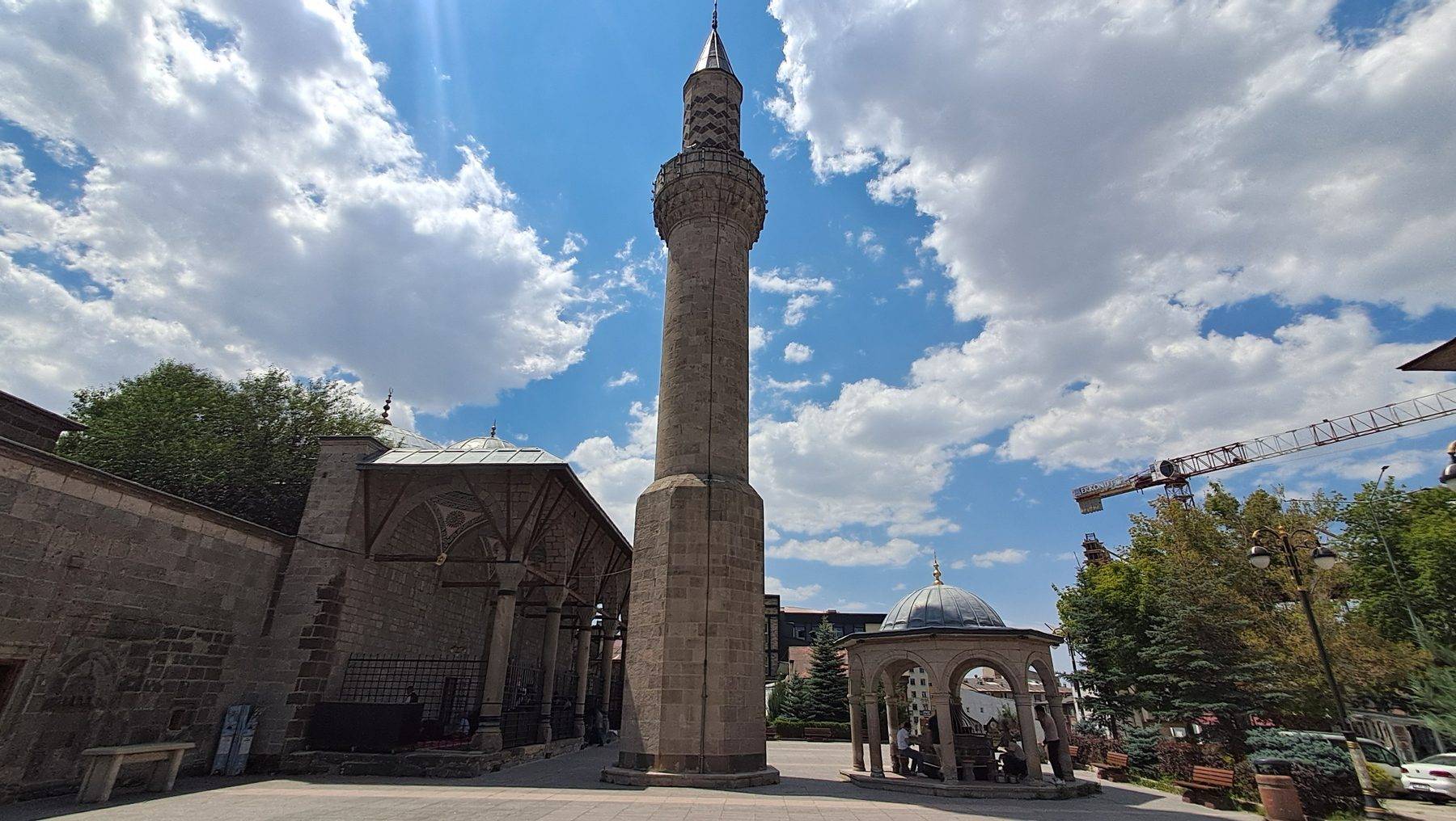 Erzurum'da minaresi ile ayrı inşa edilen cami rivayetiyle dikkat çekiyor