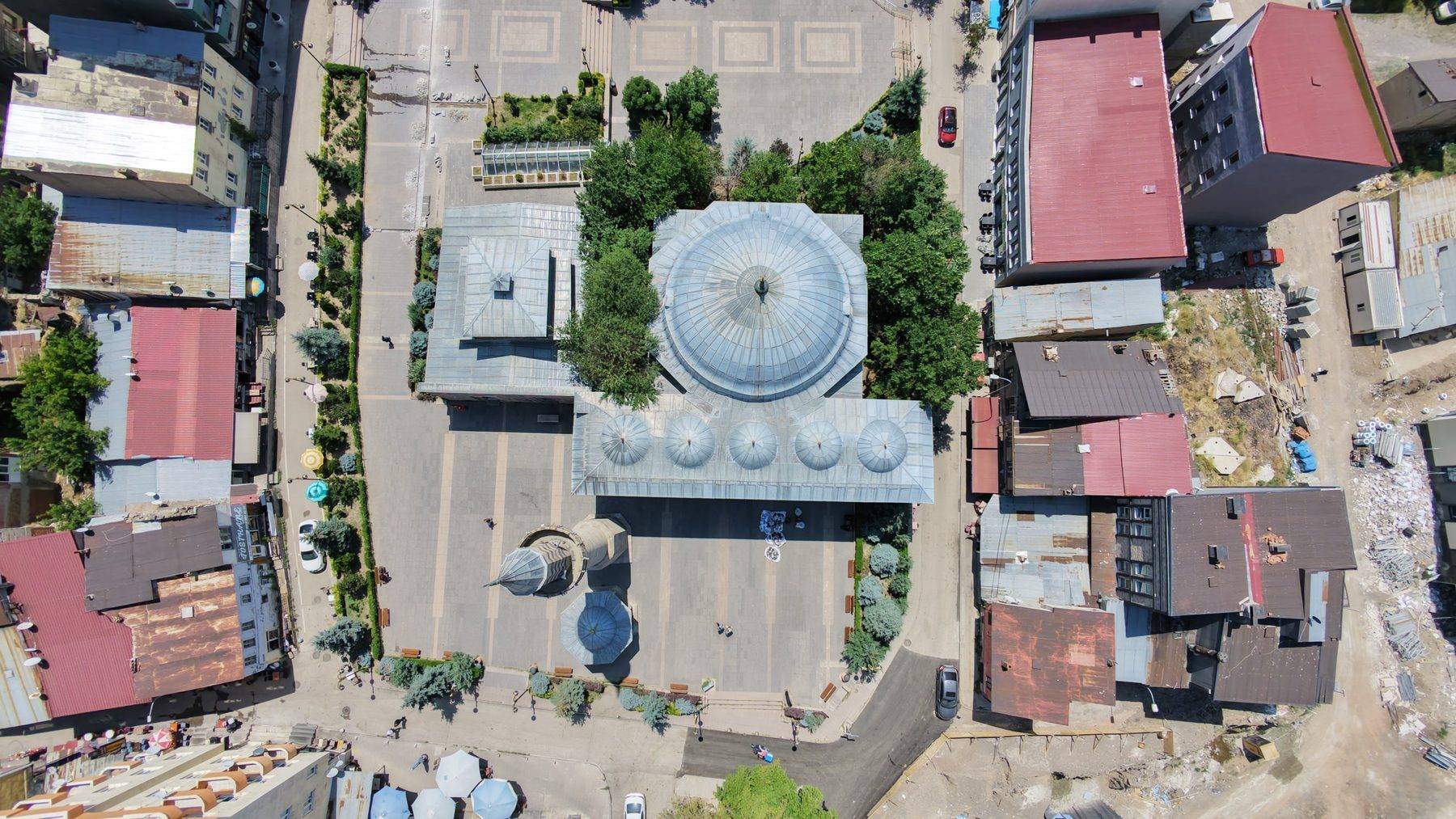 Erzurum'da minaresi ile ayrı inşa edilen cami rivayetiyle dikkat çekiyor