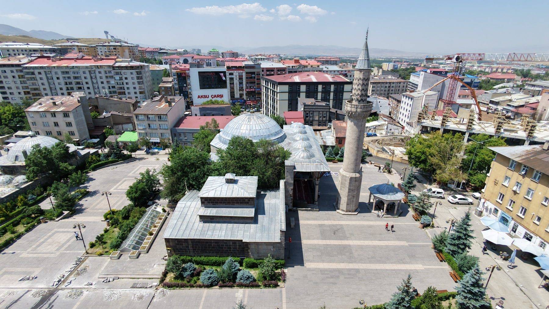 Erzurum'da minaresi ile ayrı inşa edilen cami rivayetiyle dikkat çekiyor