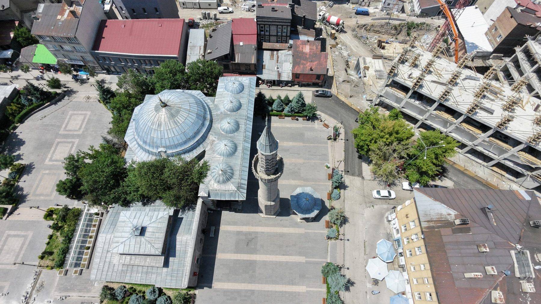 Erzurum'da minaresi ile ayrı inşa edilen cami rivayetiyle dikkat çekiyor
