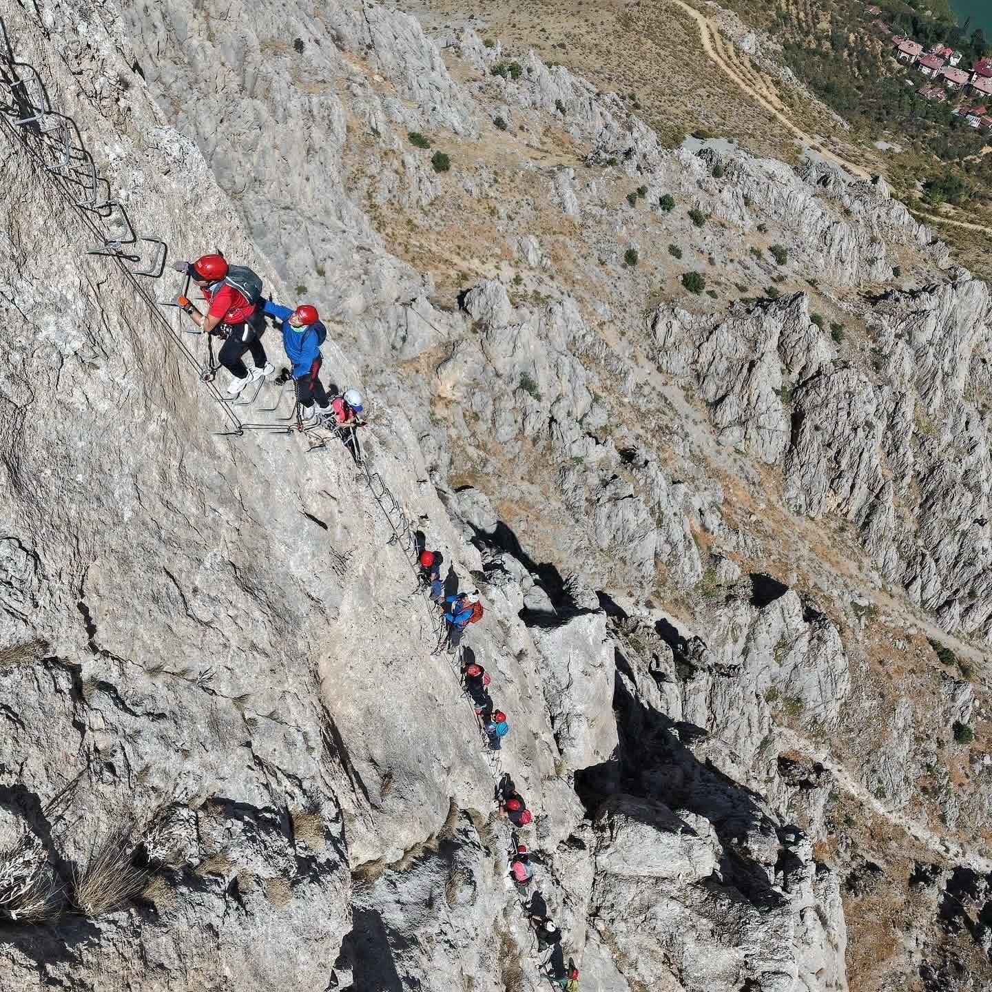 Cennete Açılan Kapı'ya giden korkutucu tırmanış: Via Ferrata parkuruna yoğun ilgi