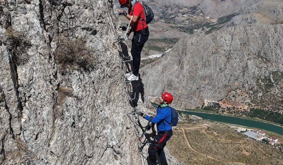 Cennete Açılan Kapı'ya giden korkutucu tırmanış: Via Ferrata parkuruna yoğun ilgi