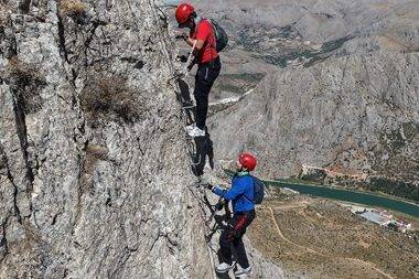 Cennete Açılan Kapı'ya giden korkutucu tırmanış: Via Ferrata parkuruna yoğun ilgi
