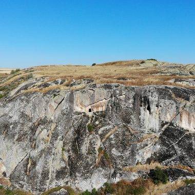 Divanlı Kayalıkları'nın gizemli yapısı doğa tutkunlarında merak uyandırıyor