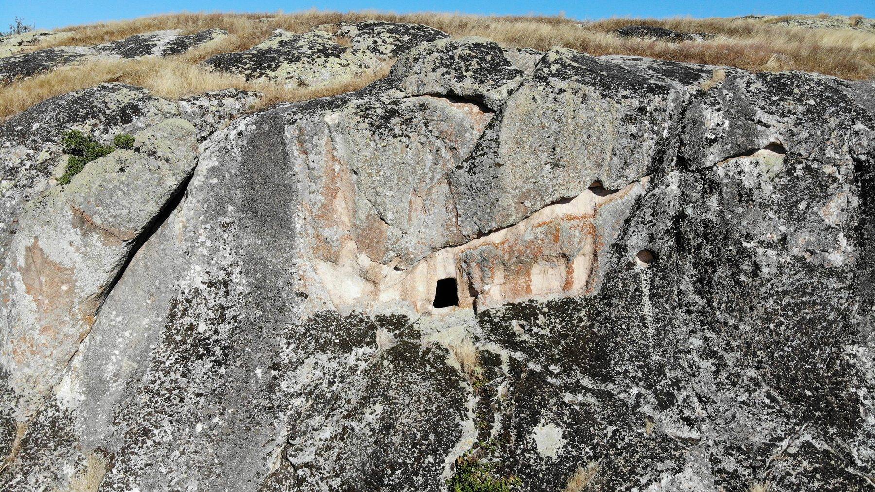Divanlı Kayalıkları'nın gizemli yapısı doğa tutkunlarında merak uyandırıyor