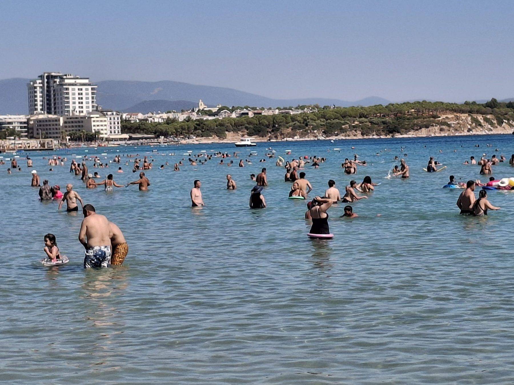 Didim'de plajları doldu taştı: Yaz keyfi eylül ayında da devam ediyor