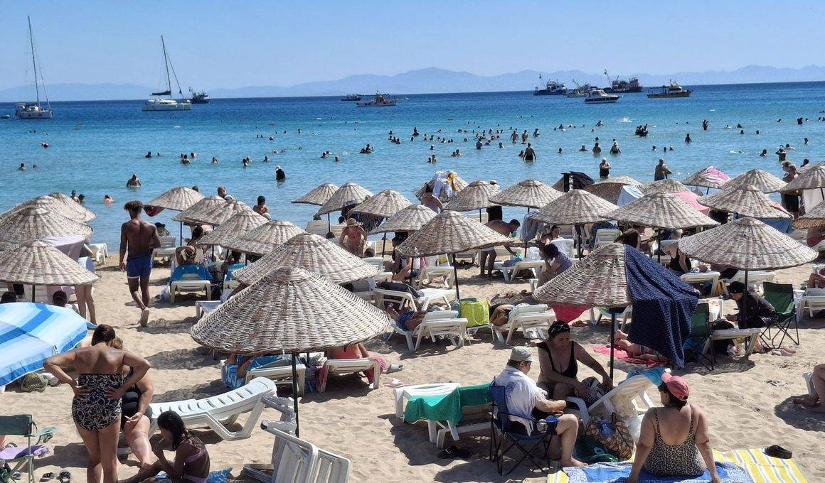 Didim'de plajları doldu taştı: Yaz keyfi eylül ayında da devam ediyor