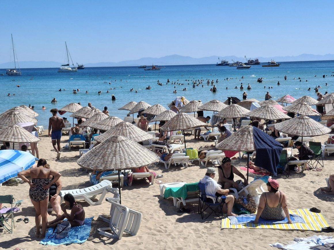 Didim'de plajları doldu taştı: Yaz keyfi eylül ayında da devam ediyor