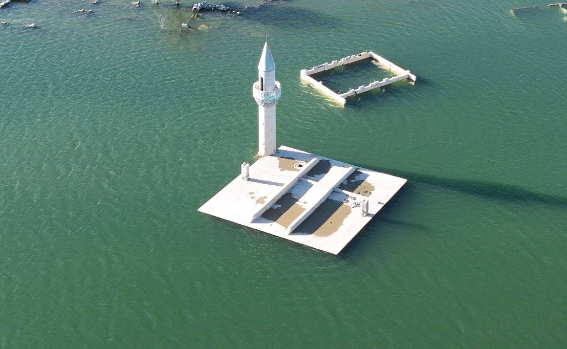 Kars'ta sular çekildi, cami, kilise ve köy gün yüzüne çıktı