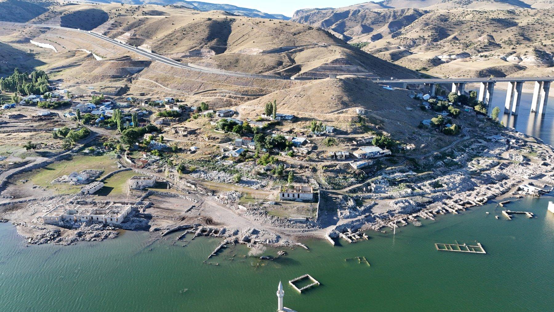 Kars'ta sular çekildi, cami, kilise ve köy gün yüzüne çıktı