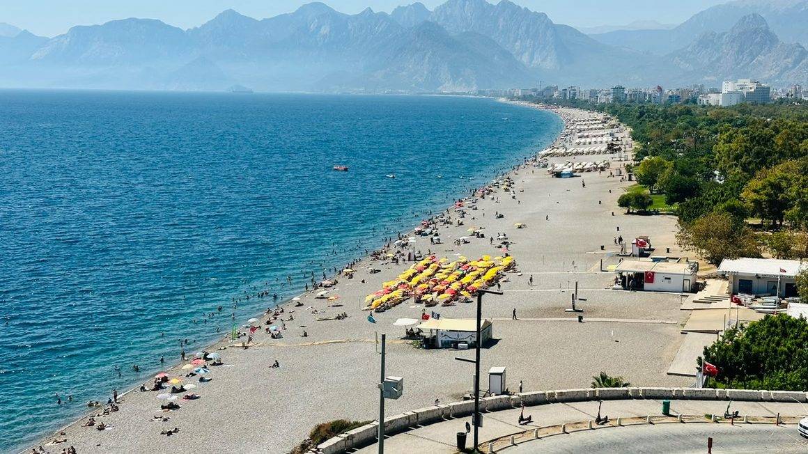 Antalya sahillerinde yoğunluk devam ediyor: Okullar açılmadan tadını çıkardılar