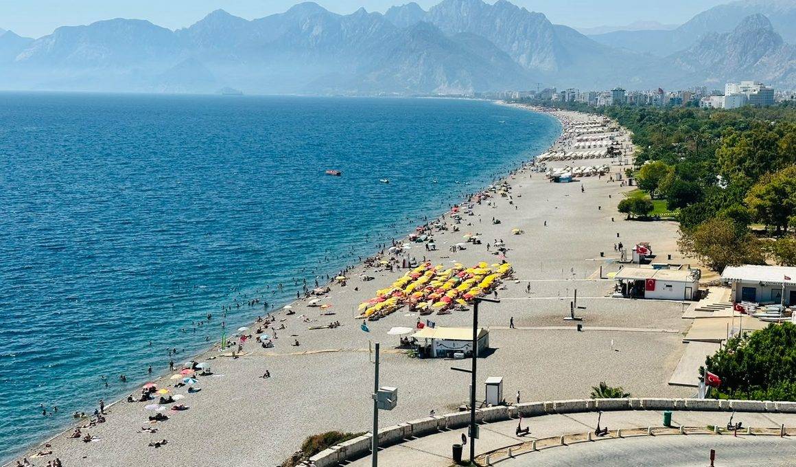 Antalya sahillerinde yoğunluk devam ediyor: Okullar açılmadan tadını çıkardılar