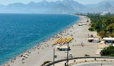 Antalya sahillerinde yoğunluk devam ediyor: Okullar açılmadan tadını çıkardılar