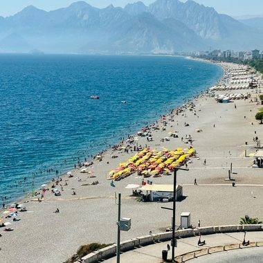 Antalya sahillerinde yoğunluk devam ediyor: Okullar açılmadan tadını çıkardılar