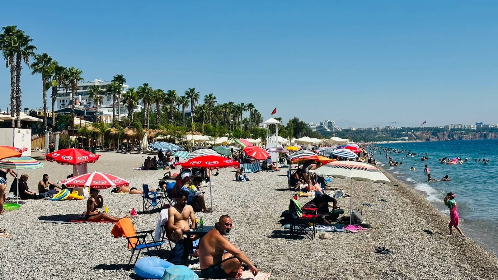 Antalya sahillerinde yoğunluk devam ediyor: Okullar açılmadan tadını çıkardılar