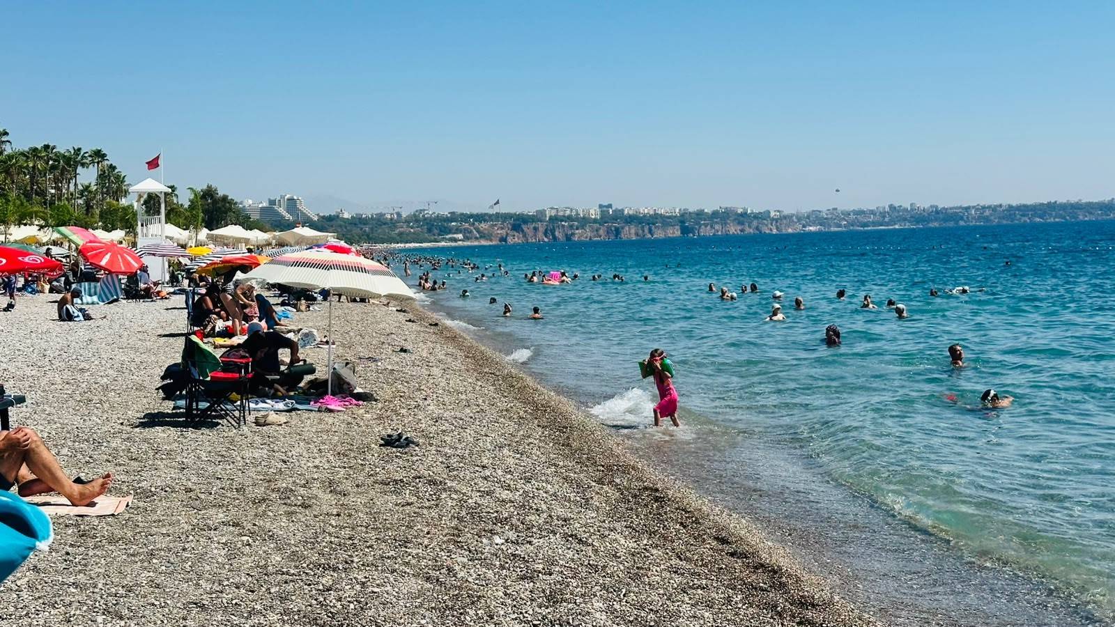 Antalya sahillerinde yoğunluk devam ediyor: Okullar açılmadan tadını çıkardılar