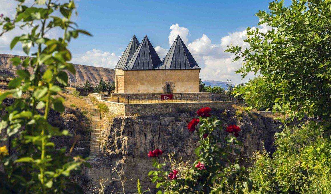 Erzincan'ın kayalarda yükselen mirası: Sultan Melik Türbesi
