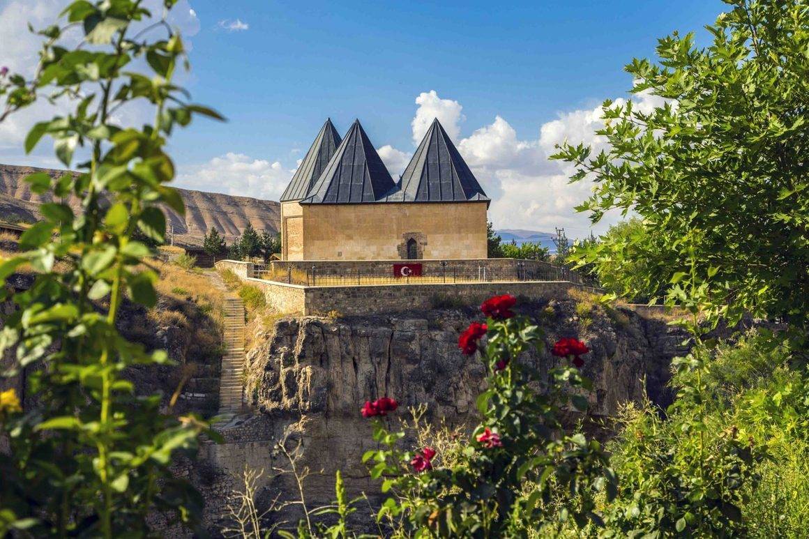 Erzincan'ın kayalarda yükselen mirası: Sultan Melik Türbesi