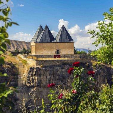 Erzincan'ın kayalarda yükselen mirası: Sultan Melik Türbesi