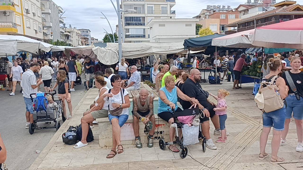 Antalya'da turistler perşembe pazarına akın etti: Kapalı hava esnafın yüzünü güldürdü