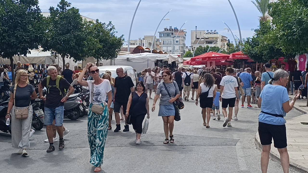 Antalya'da turistler perşembe pazarına akın etti: Kapalı hava esnafın yüzünü güldürdü