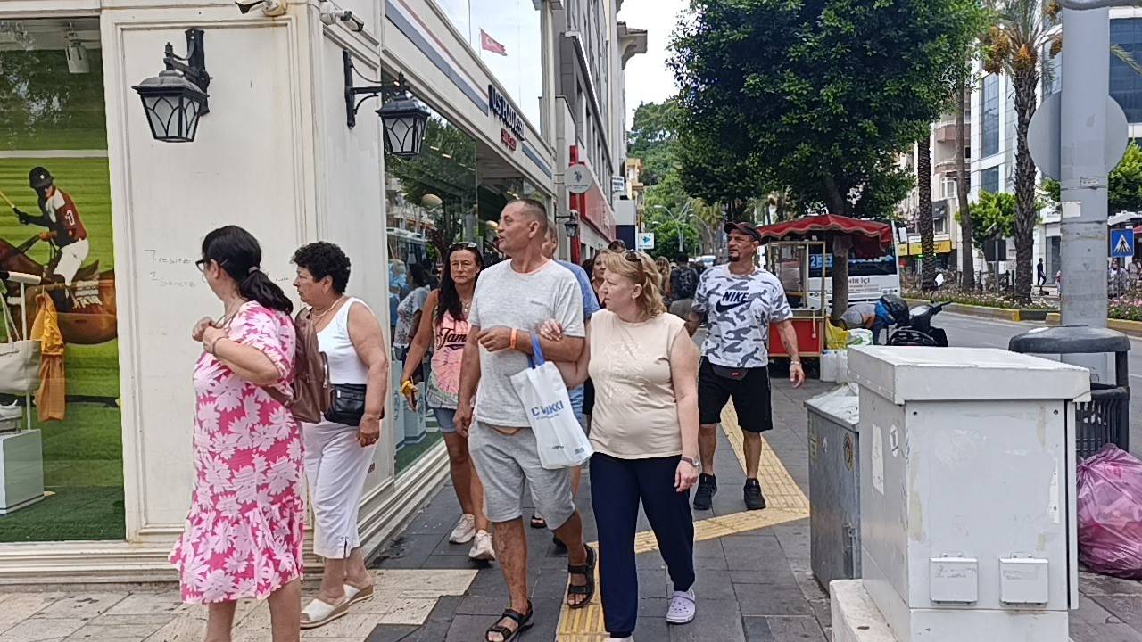 Antalya'da turistler perşembe pazarına akın etti: Kapalı hava esnafın yüzünü güldürdü