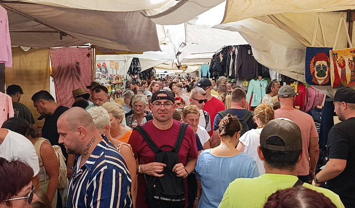 Antalya'da turistler perşembe pazarına akın etti: Kapalı hava esnafın yüzünü güldürdü
