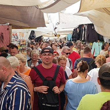 Antalya'da turistler perşembe pazarına akın etti: Kapalı hava esnafın yüzünü güldürdü