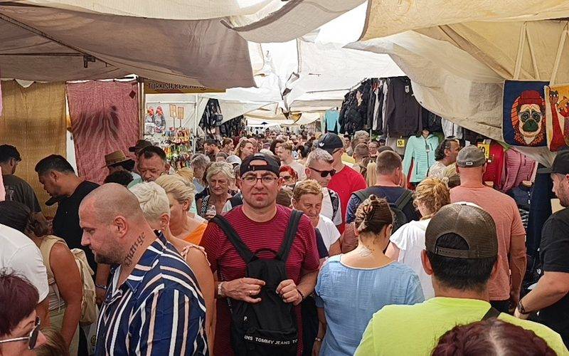 Antalya'da turistler perşembe pazarına akın etti: Kapalı hava esnafın yüzünü güldürdü