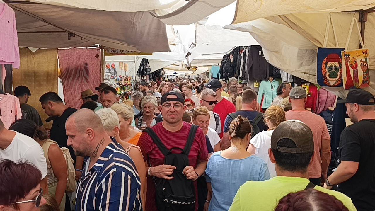 Antalya’da turistler perşembe pazarına akın etti: Kapalı hava esnafın yüzünü güldürdü