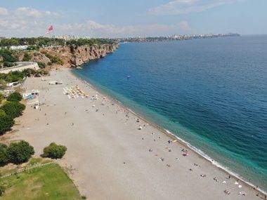 Antalya'da plajlar sonbaharda da doldu: "En güzel dönemini yaşıyoruz"