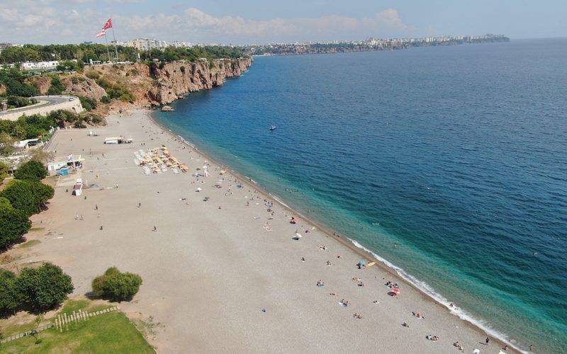 Antalya'da plajlar sonbaharda da doldu: "En güzel dönemini yaşıyoruz"
