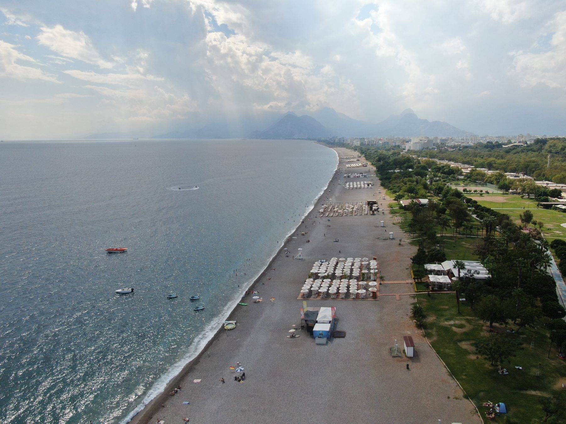 Antalya'da plajlar sonbaharda da doldu: "En güzel dönemini yaşıyoruz"