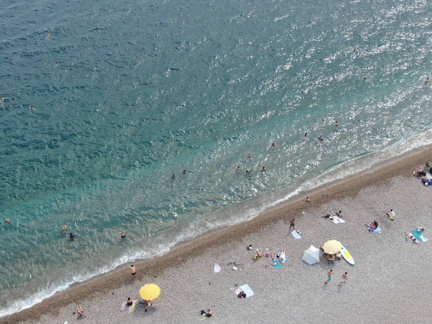 Antalya'da plajlar sonbaharda da doldu: "En güzel dönemini yaşıyoruz"