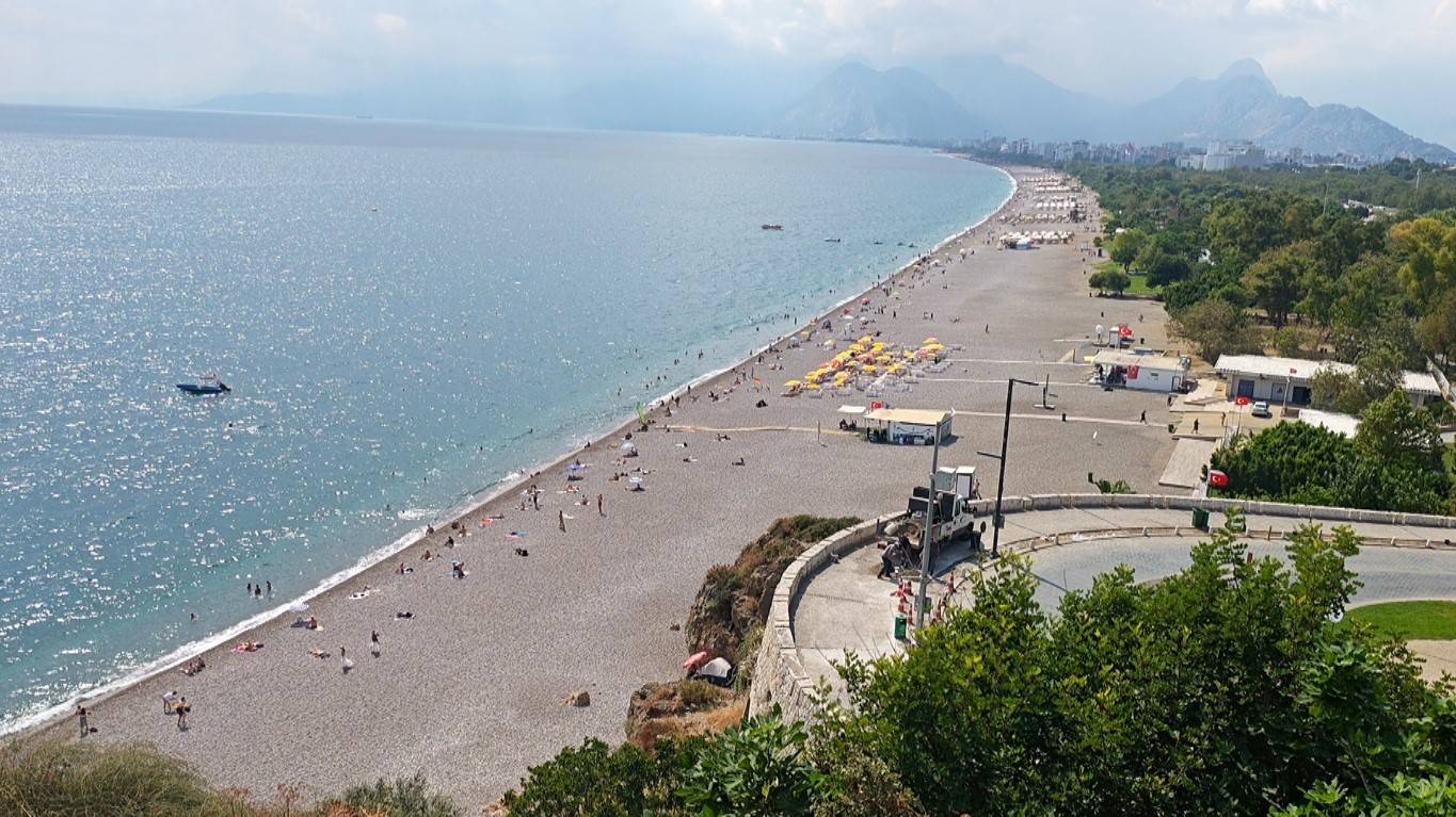 Antalya'da plajlar sonbaharda da doldu: "En güzel dönemini yaşıyoruz"