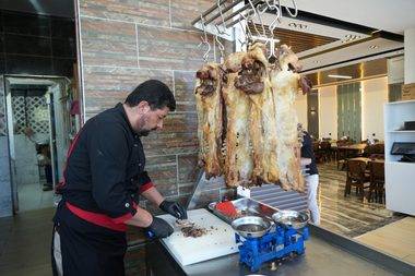 Ustası lezzet sırrını paylaştı! Muş'un asırlardır sofraları süsleyen tadı: Büryan