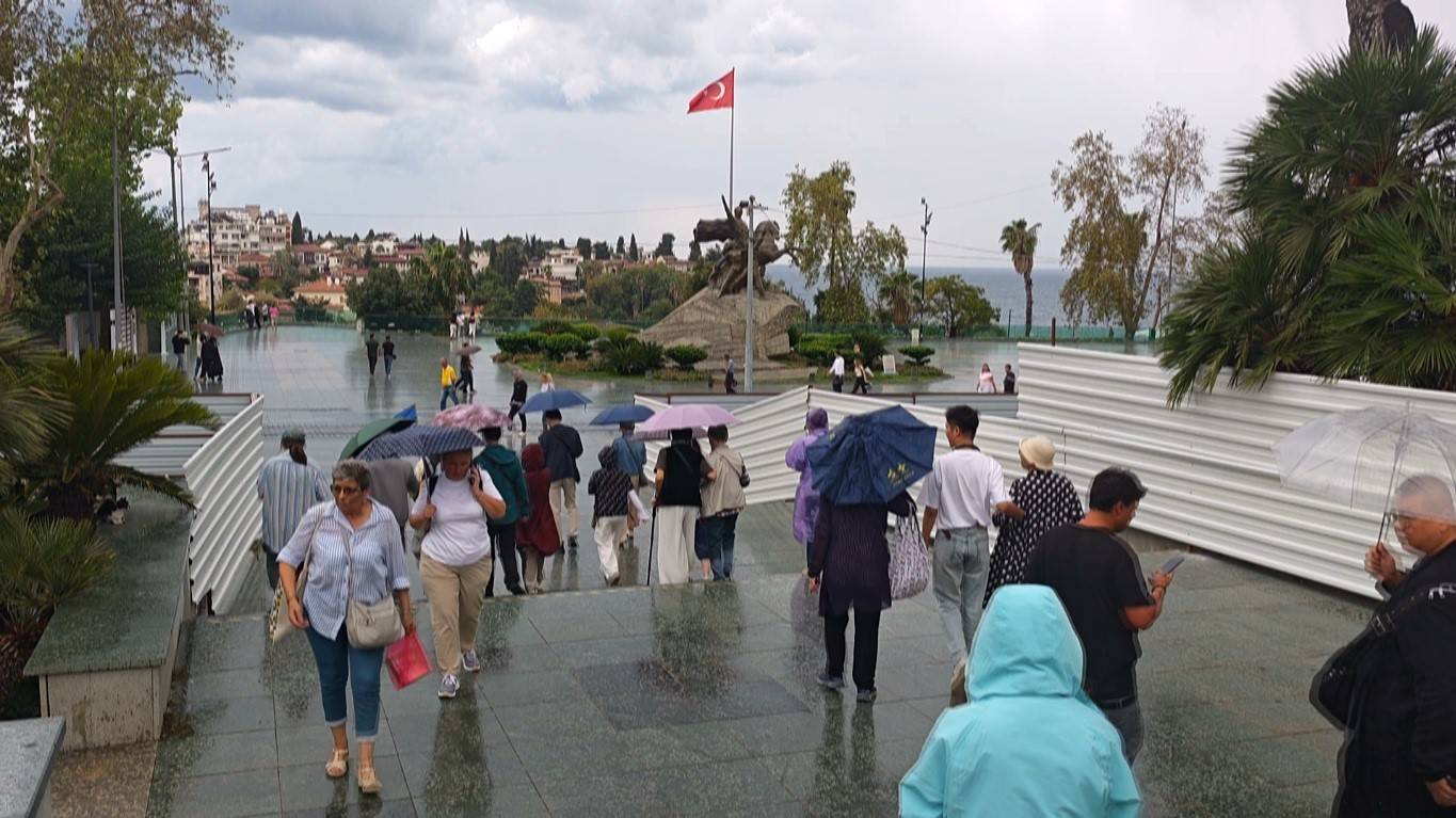 Sağanak yağış turistleri durduramadı: Antalya'da geziler şemsiyeli devam etti