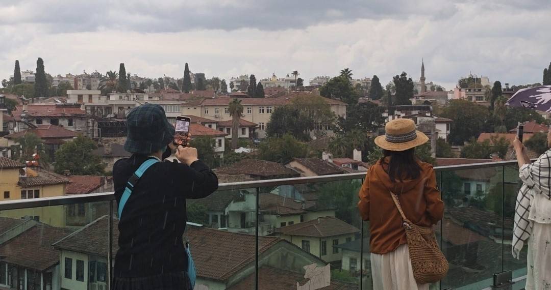 Sağanak yağış turistleri durduramadı: Antalya'da geziler şemsiyeli devam etti