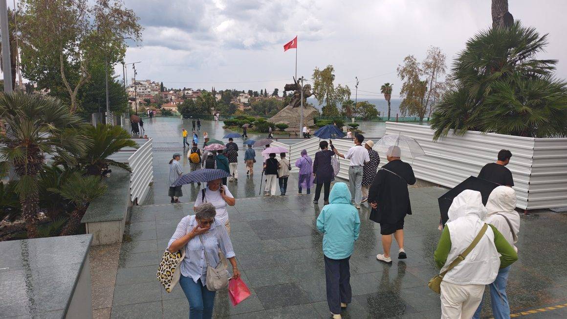 Sağanak yağış turistleri durduramadı: Antalya'da geziler şemsiyeli devam etti