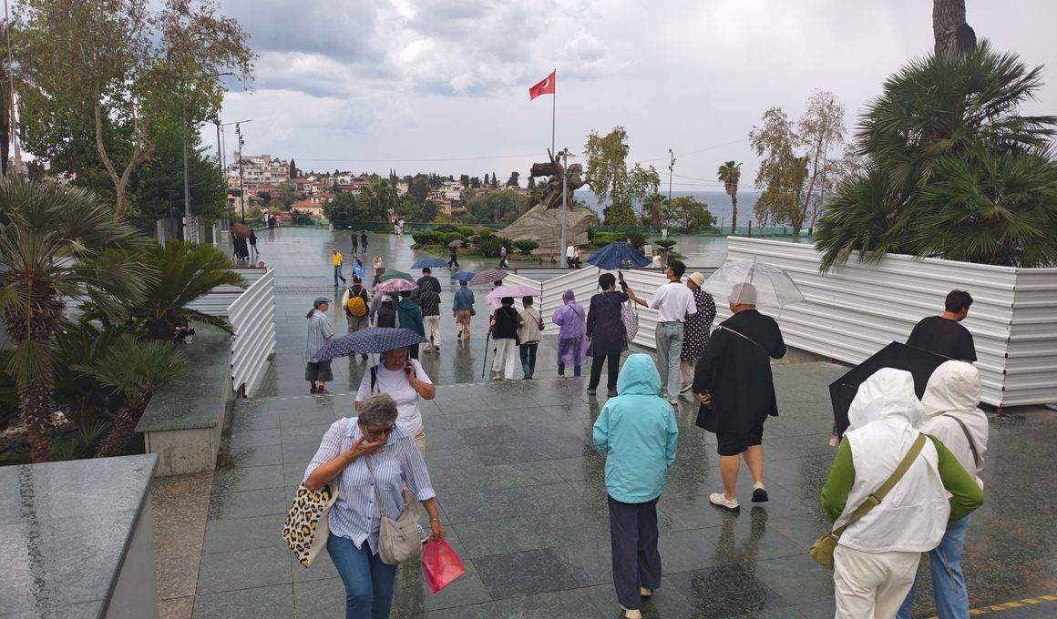Sağanak yağış turistleri durduramadı: Antalya'da geziler şemsiyeli devam etti