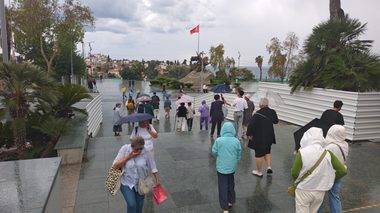 Sağanak yağış turistleri durduramadı: Antalya'da geziler şemsiyeli devam etti