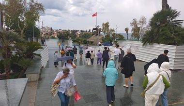 Sağanak yağış turistleri durduramadı: Antalya'da geziler şemsiyeli devam etti