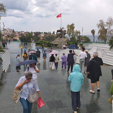 Sağanak yağış turistleri durduramadı: Antalya'da geziler şemsiyeli devam etti